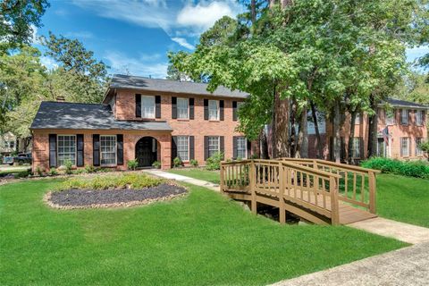 17 E Wandering Oak Drive The Woodlands TX 77381