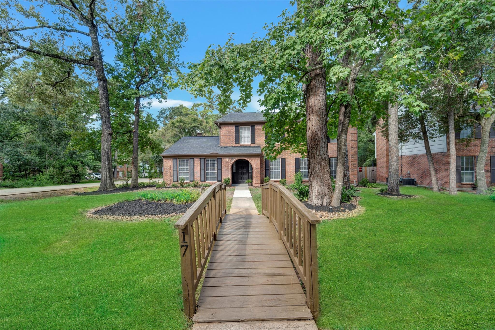 17 E Wandering Oak Drive