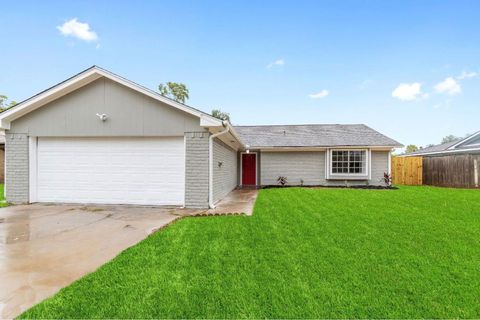 Photo of 125 Bastrop Street, Angleton, TX 77515 (MLS # 35008033)