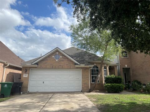 Photo of 811 Forest Hillside Lane, Houston, TX 77067 (MLS # 10098534)