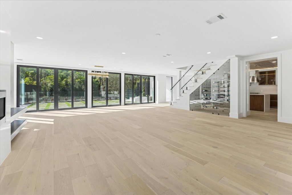 Photo of 13 Tiel Way, Houston, TX 77019 (MLS # 96970350)