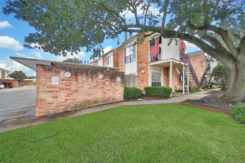 Photo of 10137 Waterstone Drive, Houston, TX 77042 (MLS # 70531393)
