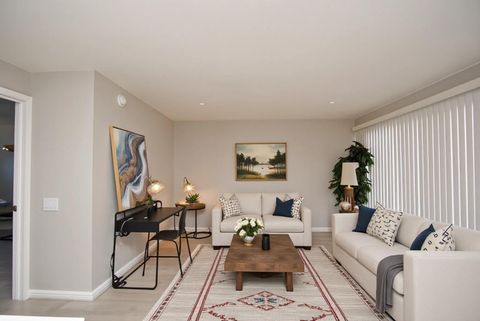 Photo of 2515 Yoakum Boulevard #08, Houston, TX 77006 (MLS # 72268026)