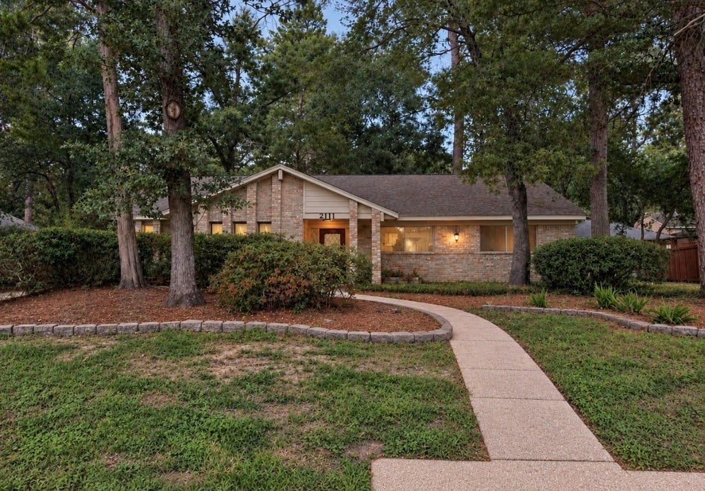 Photo of 2111 Riverlawn Drive, Houston, TX 77339 (MLS # 71450280)