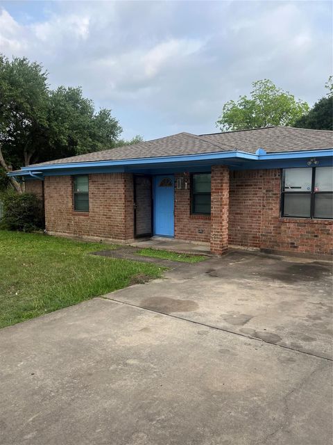 Photo of 402 Thompson Drive, Bay City, TX 77414 (MLS # 82593548)