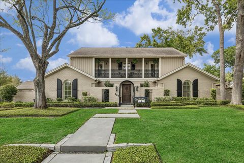 Photo of 627 Ramblewood Road, Houston, TX 77079 (MLS # 13826990)