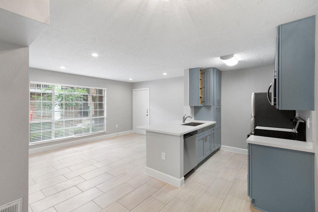 Photo of 2101 Fountain View Drive #4 6, Houston, TX 77057 (MLS # 16374453)