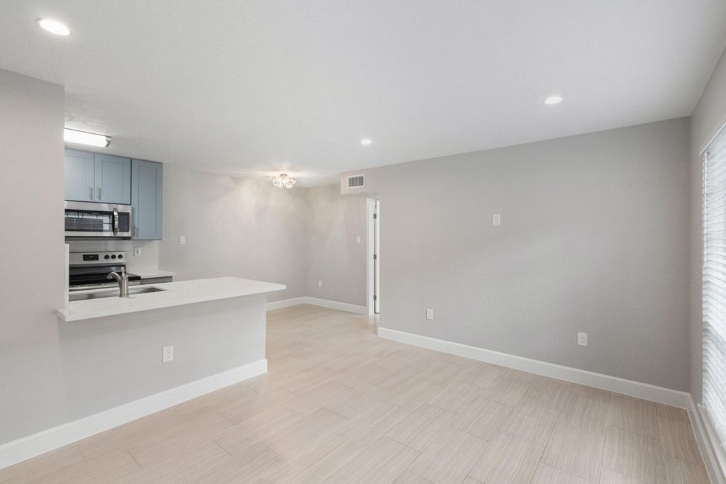 Photo of 2101 Fountain View Drive #4 6, Houston, TX 77057 (MLS # 16374453)