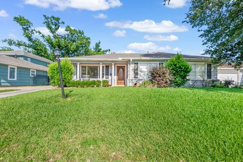 Photo of 842 T C Jester Boulevard, Houston, TX 77008 (MLS # 27337882)