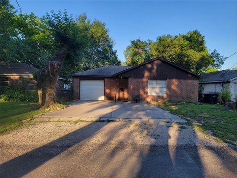 Photo of 116 N Coffelt Street, Alvin, TX 77511 (MLS # 77845716)