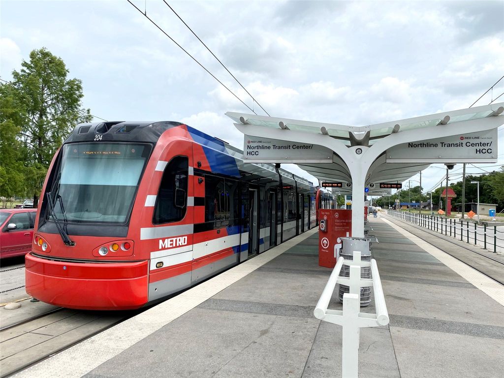 Photo of 212 Garrotsville Street, Houston, TX 77022 (MLS # 49913881)