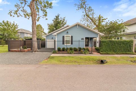 Photo of 814 E 23rd Street, Houston, TX 77009 (MLS # 95112751)