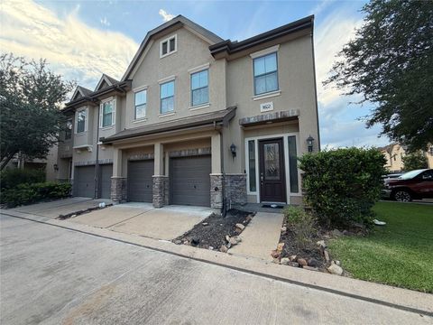 Townhouse For Rent - 11602 Royal Oaks Crossing<br/> Houston, TX 77082