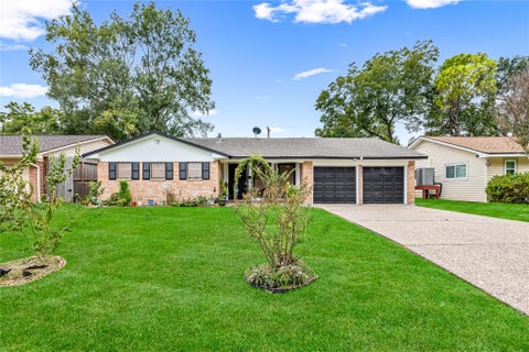 Photo of 8823 Shadow Crest Street, Houston, TX 77074 (MLS # 66531012)