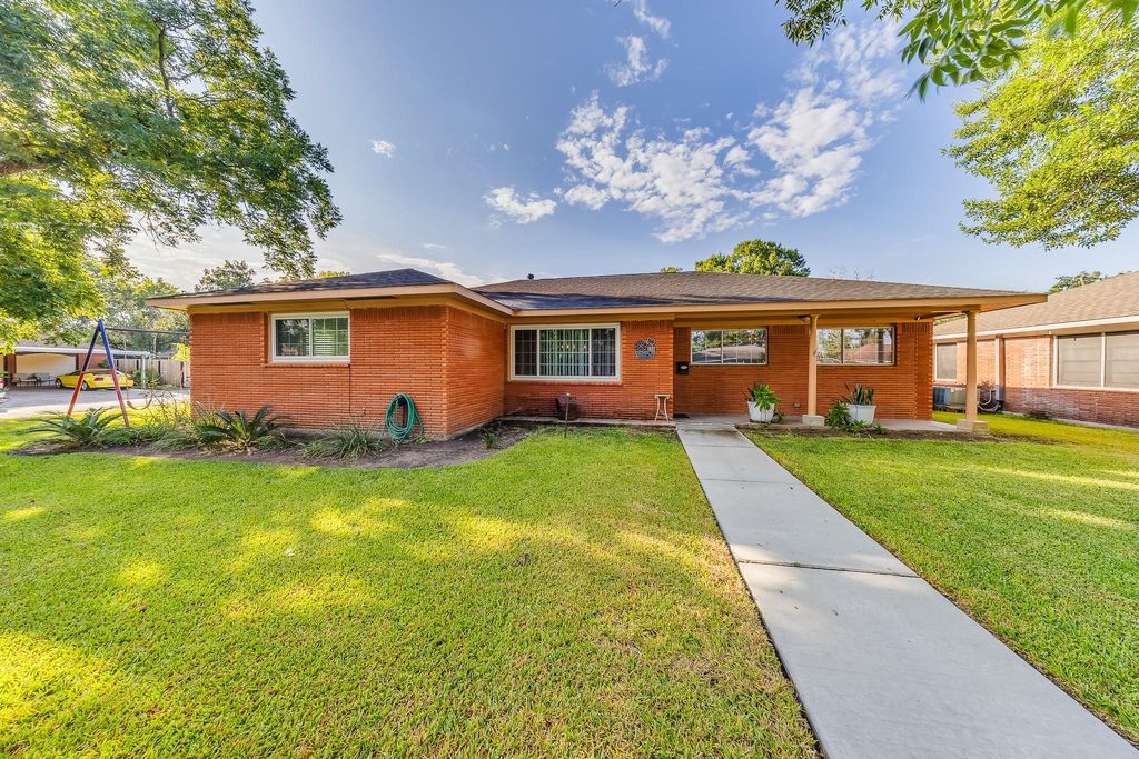 Photo of 1602 Easthaven Drive, Pasadena, TX 77506 (MLS # 35087851)