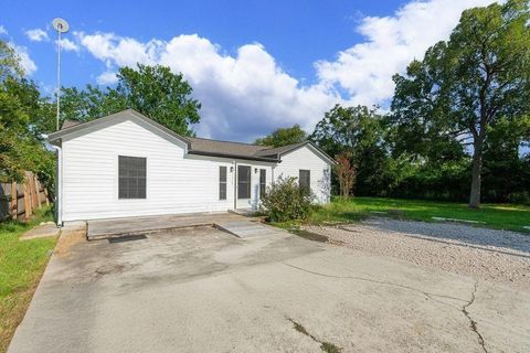 Photo of 2523 S Broadway Street, La Porte, TX 77571 (MLS # 10141326)