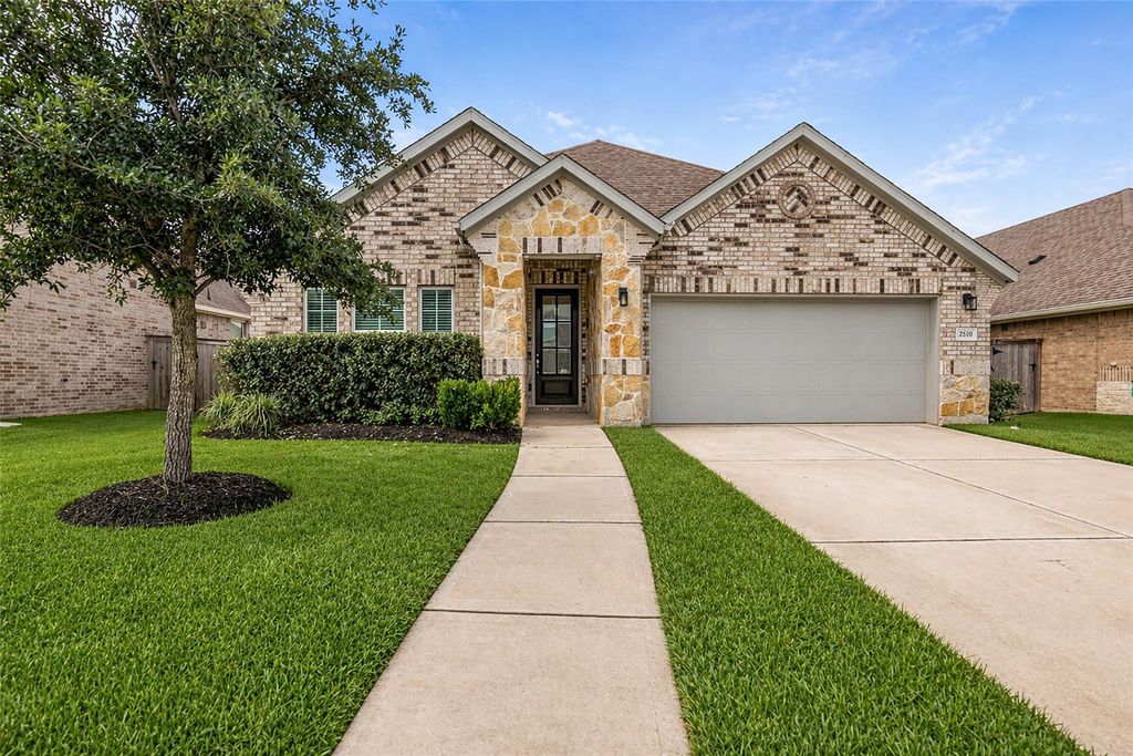 Photo of 2510 Hatton Terrace Lane, Pearland, TX 77089 (MLS # 34784291)