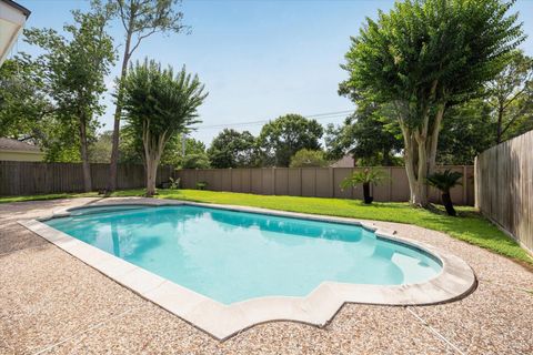 Photo of 607 Oak Harbor Drive, Houston, TX 77062 (MLS # 13516444)