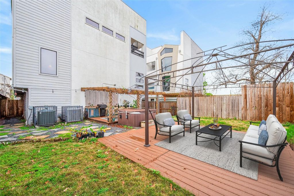 Photo of 4608 Nett Street #C, Houston, TX 77007 (MLS # 77389027)