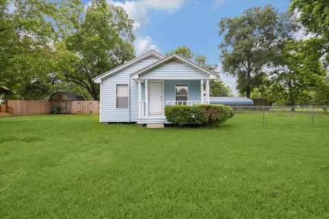 Photo of 110 Maplewood Street, Dayton, TX 77535 (MLS # 87160079) Photo of 110 Maplewood Street, Dayton, TX 77535 (MLS # 87160079)