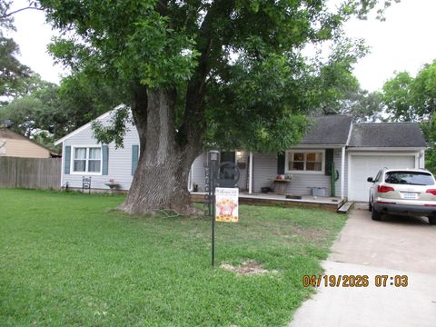 Photo of 112 Chinaberry Street, Lake Jackson, TX 77566 (MLS # 25268507)
