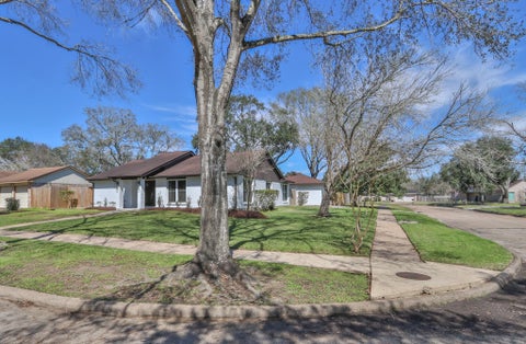 Photo of 509 Belmont Drive, Friendswood, TX 77546 (MLS # 9879867)