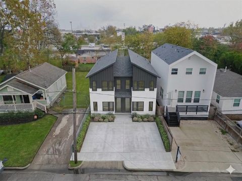 Photo of 1406 E 31st Street, Houston, TX 77022 (MLS # 33355597)