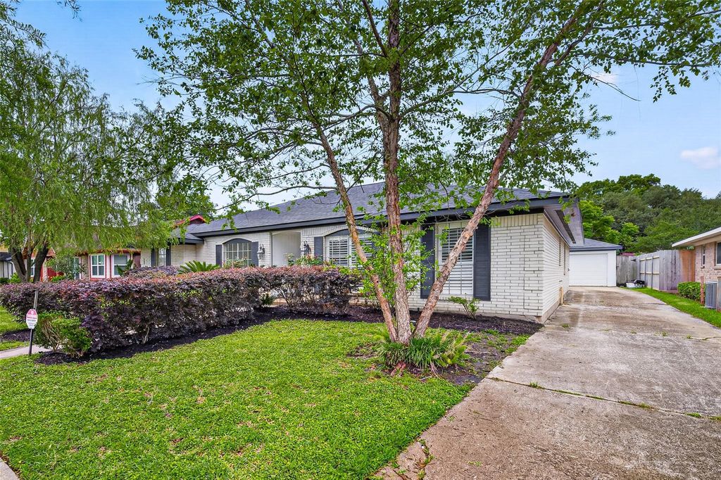 Photo of 7615 Braesdale Lane, Houston, TX 77071 (MLS # 18952275)