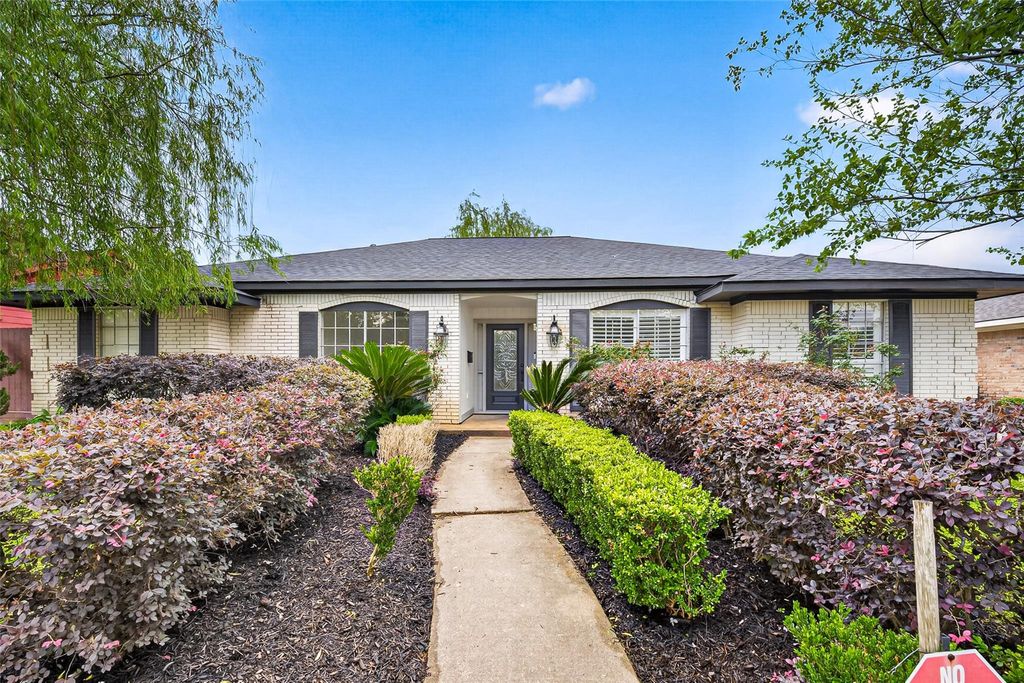Photo of 7615 Braesdale Lane, Houston, TX 77071 (MLS # 18952275)