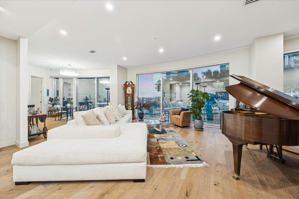 Photo of 1600 Post Oak Boulevard #802, Houston, TX 77056 (MLS # 58945636)