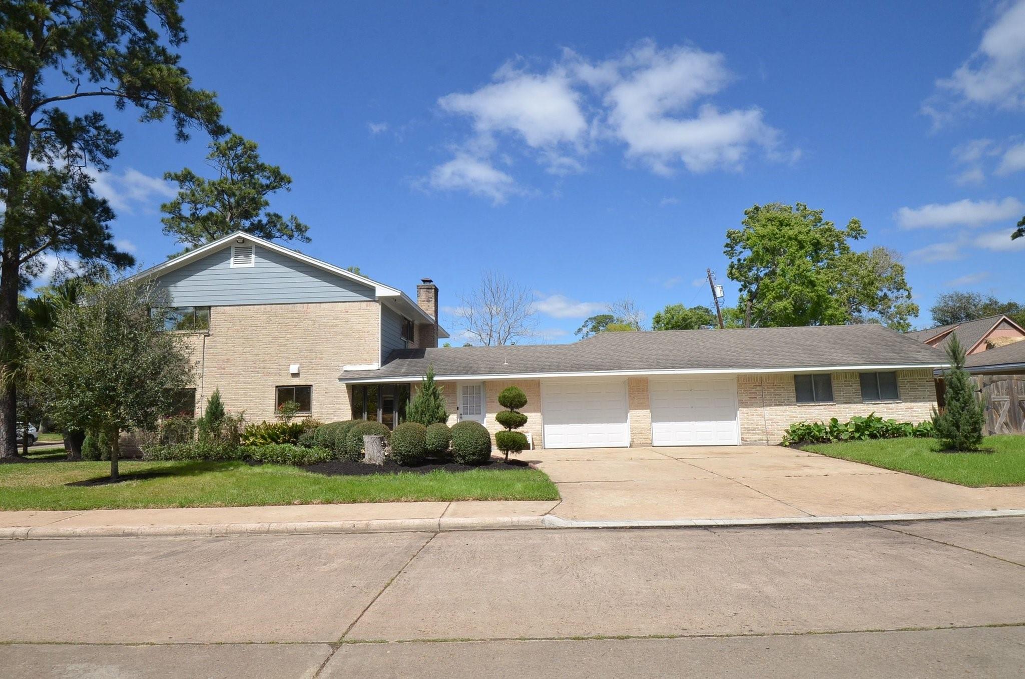 2711 Williamsburg Drive