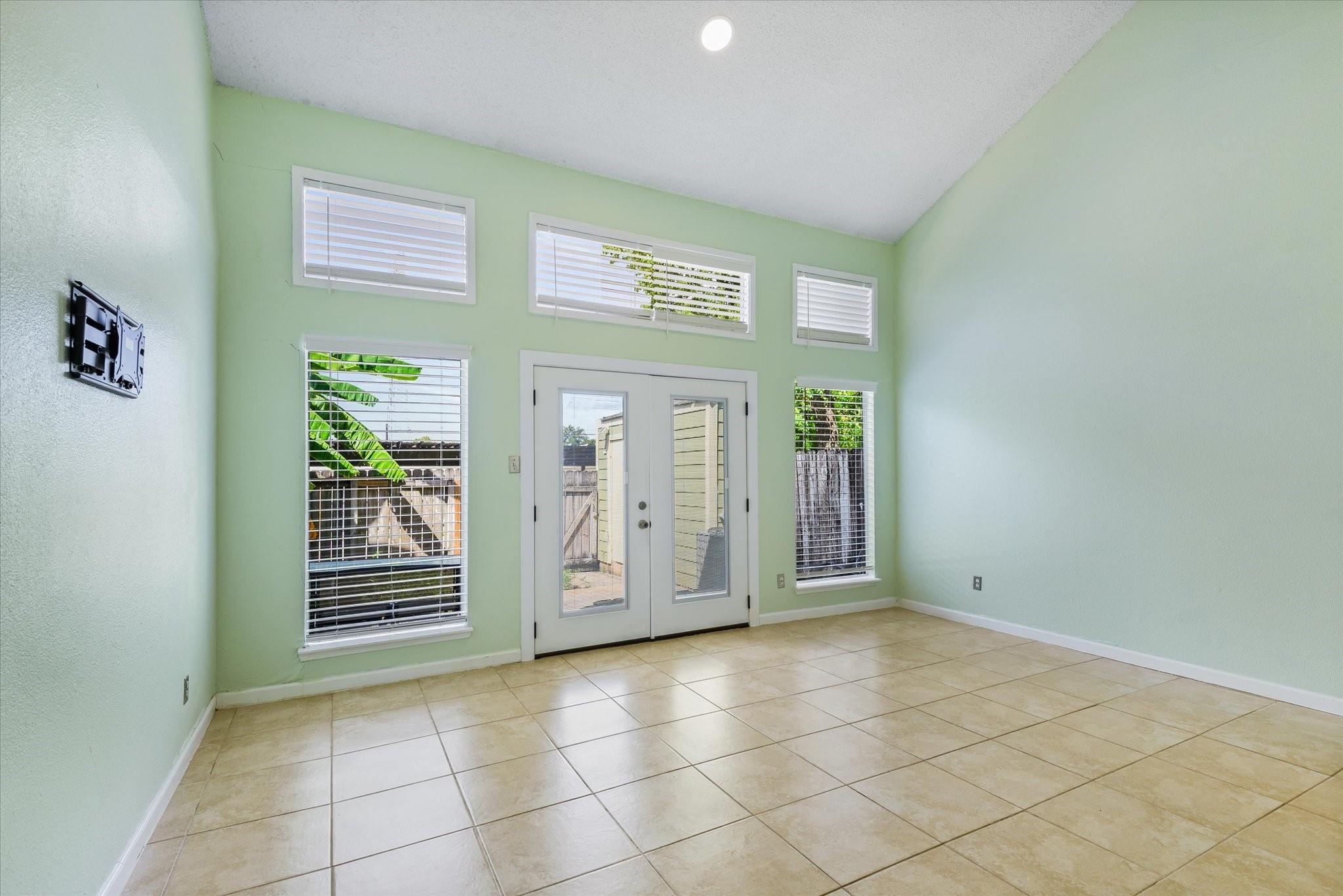 2425 Miramar Court 2425