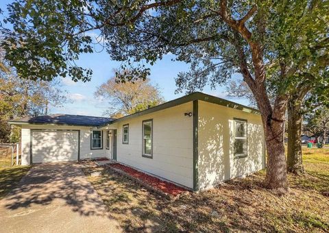 Photo of 2208 Norwood Drive, Orange, TX 77630 (MLS # 57005517)