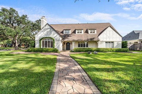 Photo of 5672 Cedar Creek Drive, Houston, TX 77056 (MLS # 44120076) Photo of 5672 Cedar Creek Drive, Houston, TX 77056 (MLS # 44120076)