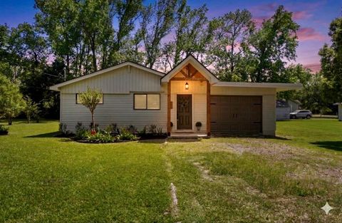 Photo of 135 James Street, Bridge City, TX 77611 (MLS # 10311747)