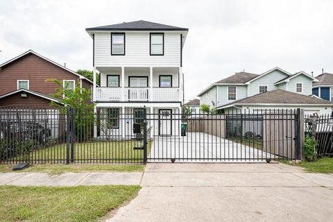Photo of 9026 Mcgallion Road, Houston, TX 77022 (MLS # 76766560)