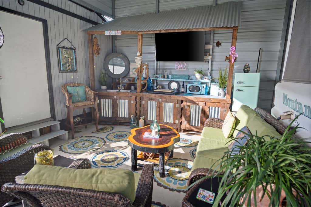 Photo of 1129 Prides Lane, Bolivar Peninsula, TX 77650 (MLS # 10698036)