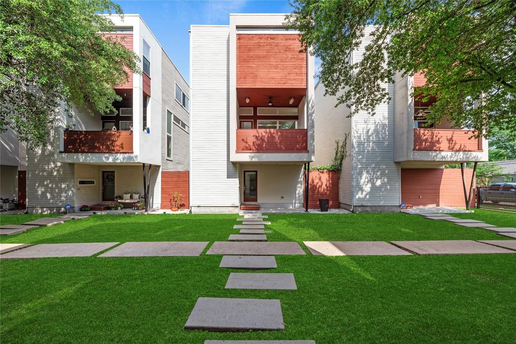 Photo of 1107 W 17th Street, Houston, TX 77008 (MLS # 55937693)