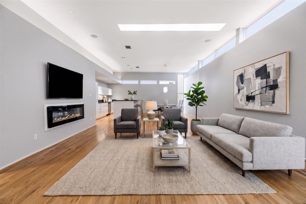 Photo of 1107 W 17th Street, Houston, TX 77008 (MLS # 55937693)