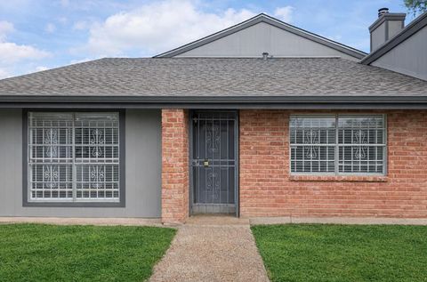 Photo of 5815 Village Forest Court, Houston, TX 77092 (MLS # 51602845)