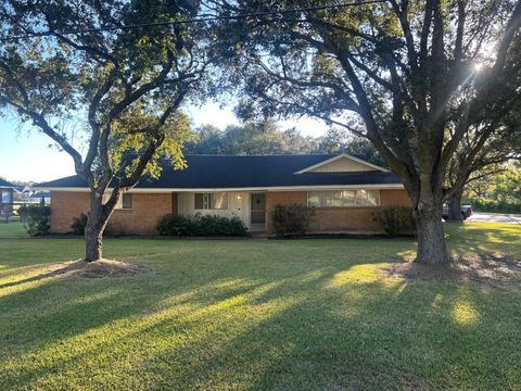 302 Garden Drive Friendswood TX 77546