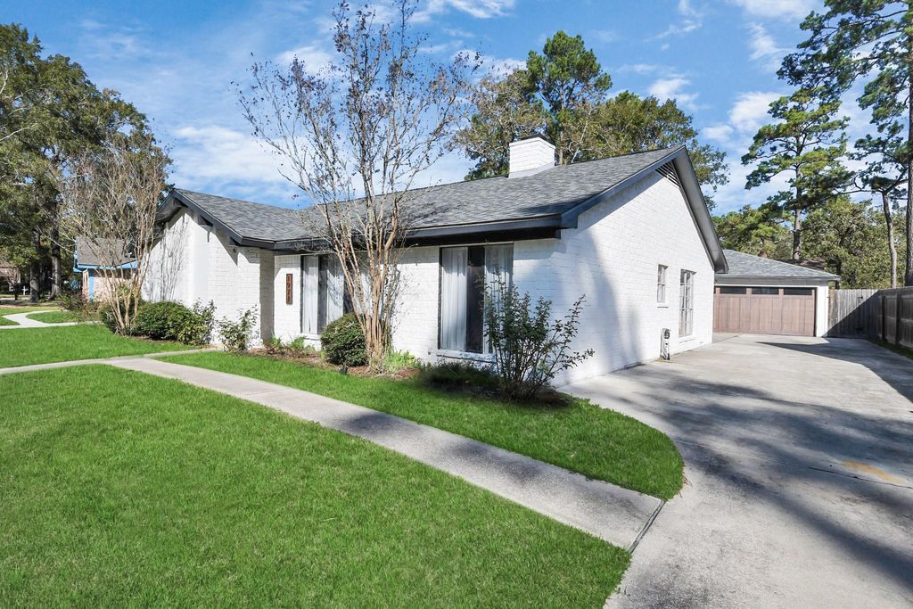 Photo of 1971 Round Spring Drive, Houston, TX 77339 (MLS # 43002025)