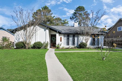 Photo of 1971 Round Spring Drive, Houston, TX 77339 (MLS # 43002025)