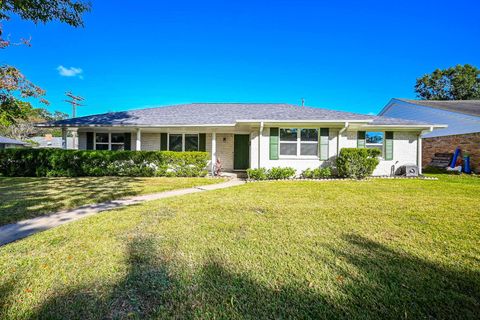 Photo of 5438 Jackwood Street, Houston, TX 77096 (MLS # 7878426)