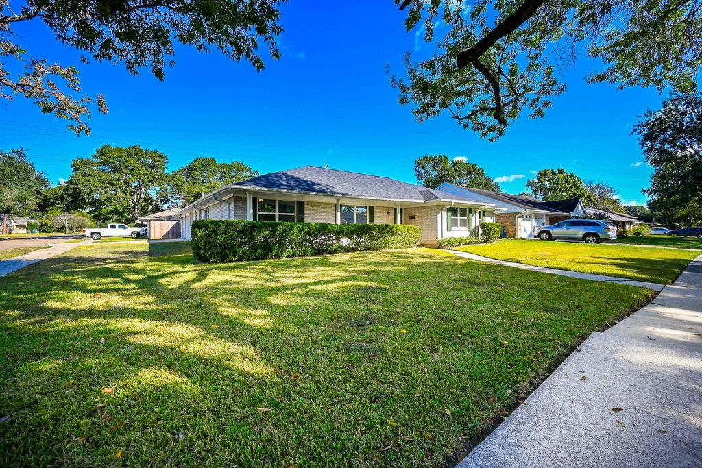 Photo of 5438 Jackwood Street, Houston, TX 77096 (MLS # 7878426)