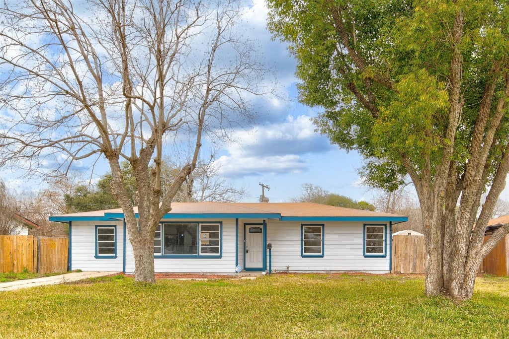 Photo of 616 19th Avenue N, Texas City, TX 77590 (MLS # 88875209)