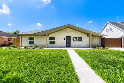 Photo of 8815 Sharpview Drive, Houston, TX 77036 (MLS # 32914014)