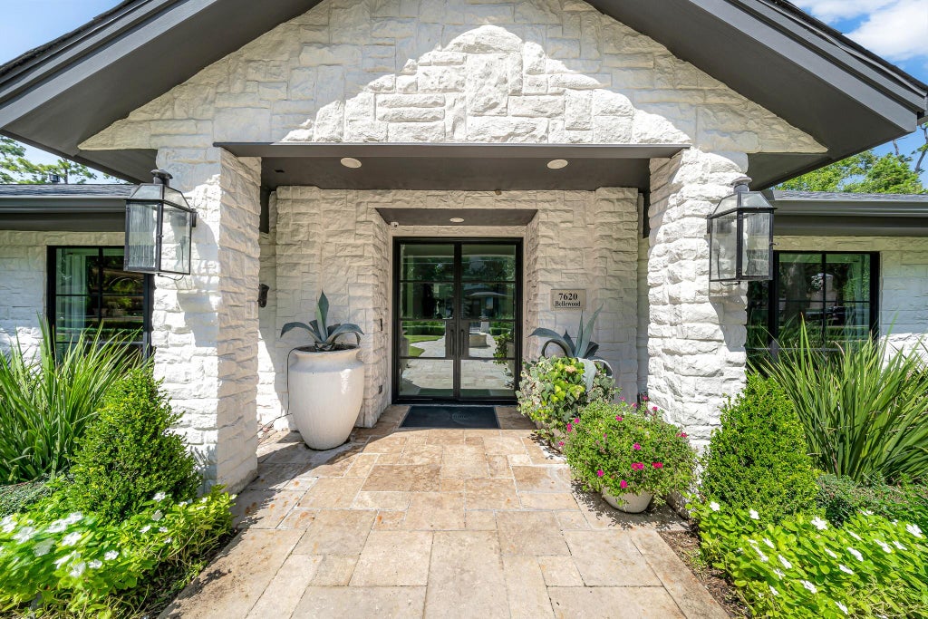 Photo of 7620 Bellewood Drive, Houston, TX 77055 (MLS # 88121192)