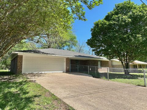 Homes For Sale - 802 E Terrell Avenue<br/> Houston County, Crockett, TX 75835