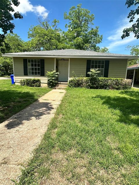 Photo of 401 Walnut ST, Yoakum, TX 77995 (MLS # 89893703)